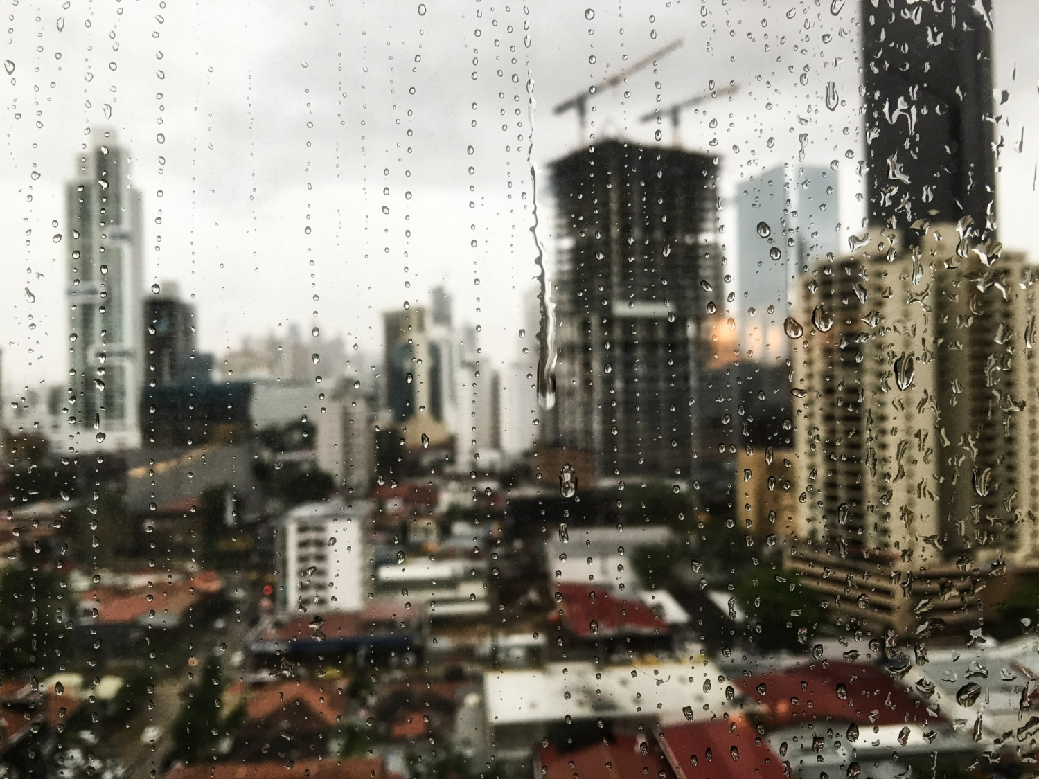 hermosa-vista-gotas-lluvia-rodando-ventana-rascacielos-superficie