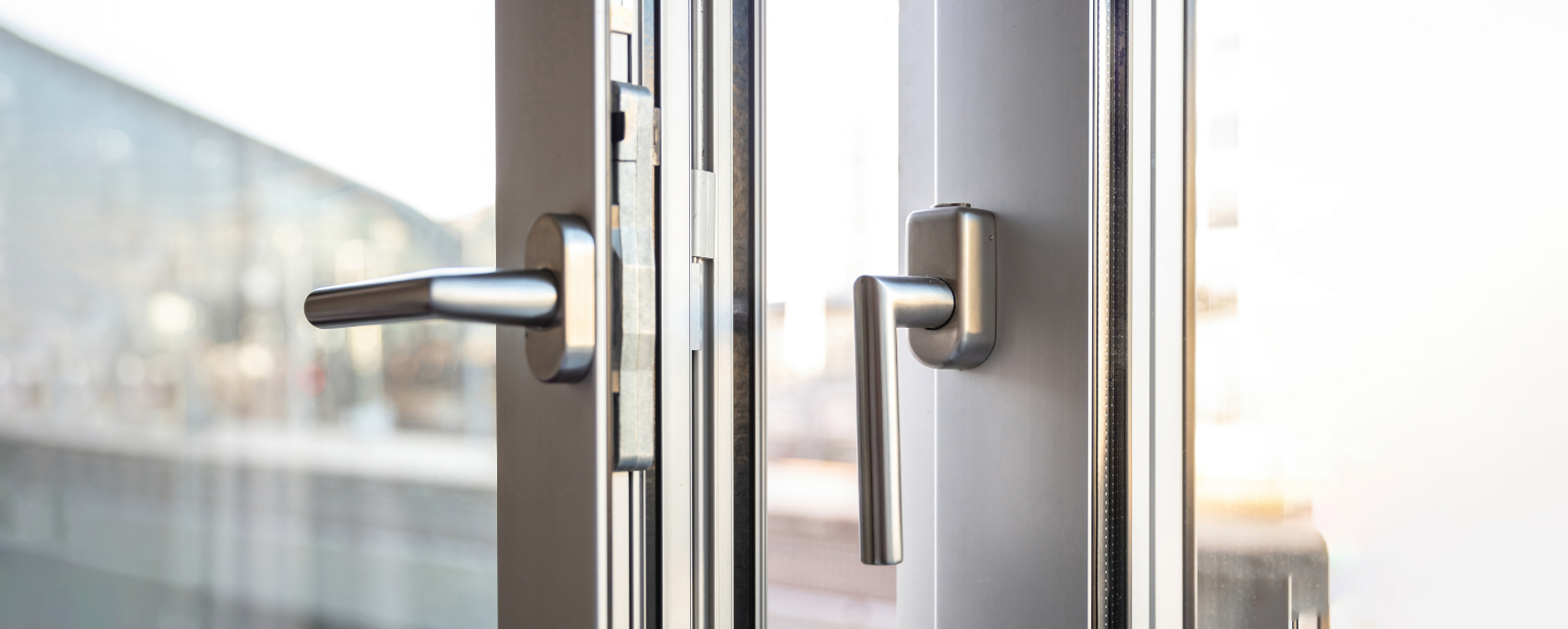 Diferentes tipos de puertas de PVC con etiquetas de uso (entrada, interior, corrediza, plegable).