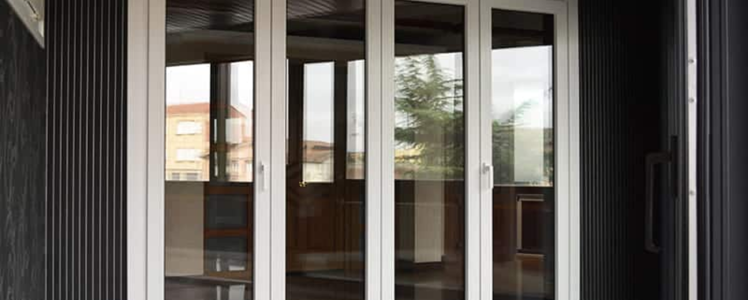 Ventanas Plegables de PVC Ahorra Espacio y Maximiza la Vista Exterior